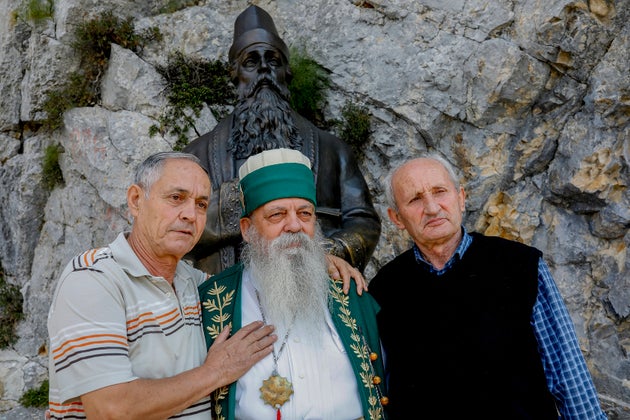 Επισκέπτες ποζάρουν με τον Χατζή Μόντι στο ιερό Μπεκτάσι του Σάρι Σάλτικ, Κρούτζε, Αλβανία... (Φωτογραφία: Godong/Universal Images Group μέσω Getty Images)