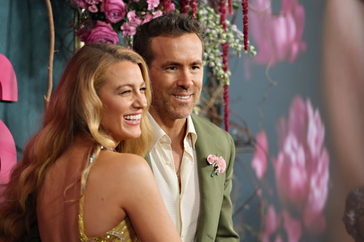 Blake Lively dan Ryan Reynolds menghadiri pemutaran perdana film di New York "Ini Berakhir Bersama Kita" pada bulan Agustus. Pada sebuah acara di Boston pada hari Jumat, ia menelepon orang tua hari ini "lembut."