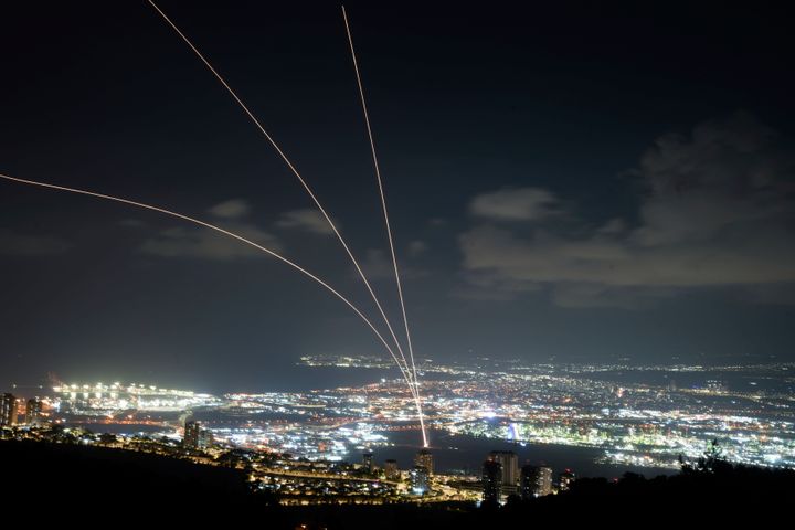 Το ισραηλινό σύστημα αεράμυνας Iron Dome πυροβολεί για να αναχαιτίσει ρουκέτες που εκτοξεύτηκαν από το Λίβανο, όπως φαίνεται από τη Χάιφα, στο βόρειο Ισραήλ, Δευτέρα, 23 Σεπτεμβρίου 2024. (AP Photo/Baz Ratner)