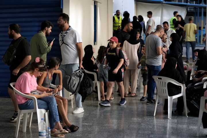 Άνθρωποι που διαφεύγουν από τις ισραηλινές αεροπορικές επιδρομές στα νότια, φτάνουν σε ένα σχολείο που μετατράπηκε σε καταφύγιο στη Βηρυτό, Δευτέρα 23 Σεπτεμβρίου 2024. (AP Photo/Bilal Hussein)