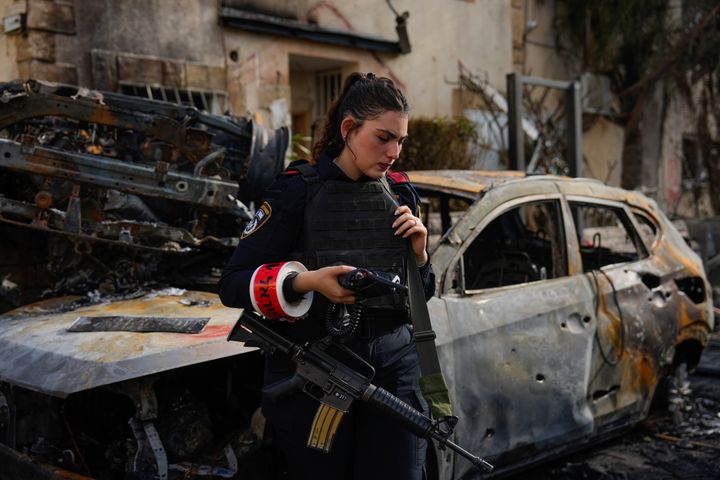 Ισραηλινή αστυνομικός σε σημείο που χτυπήθηκε από ρουκέτα στο Ισραήλ 