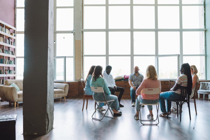 Selbsthilfegruppen und Therapie können bei der Genesung helfen, es gibt jedoch keine einheitliche Behandlungsmethode.