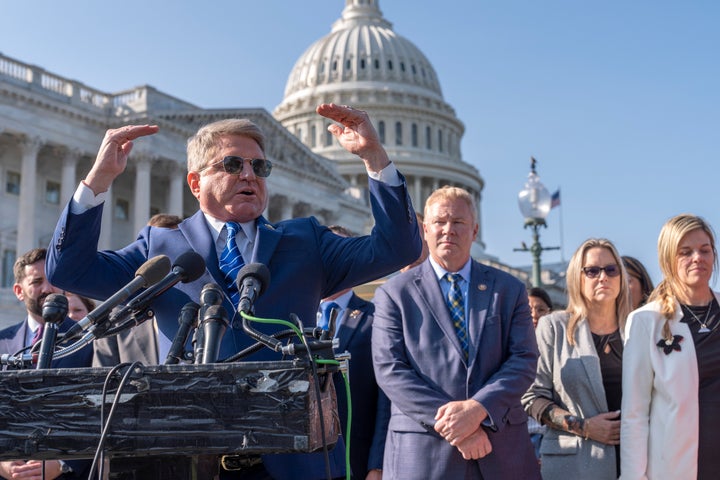 Der Vorsitzende des Ausschusses für auswärtige Angelegenheiten des Repräsentantenhauses, Michael McCaul, R-Texas, spricht am Montag, 9. September 2024, im Kapitol in Washington mit Reportern über den Bericht des Ausschusses über Afghanistan und die Ergebnisse seiner dreijährigen Untersuchung zum US-Abzug aus Afghanistan. (AP Photo/J (Scott Applewhite)