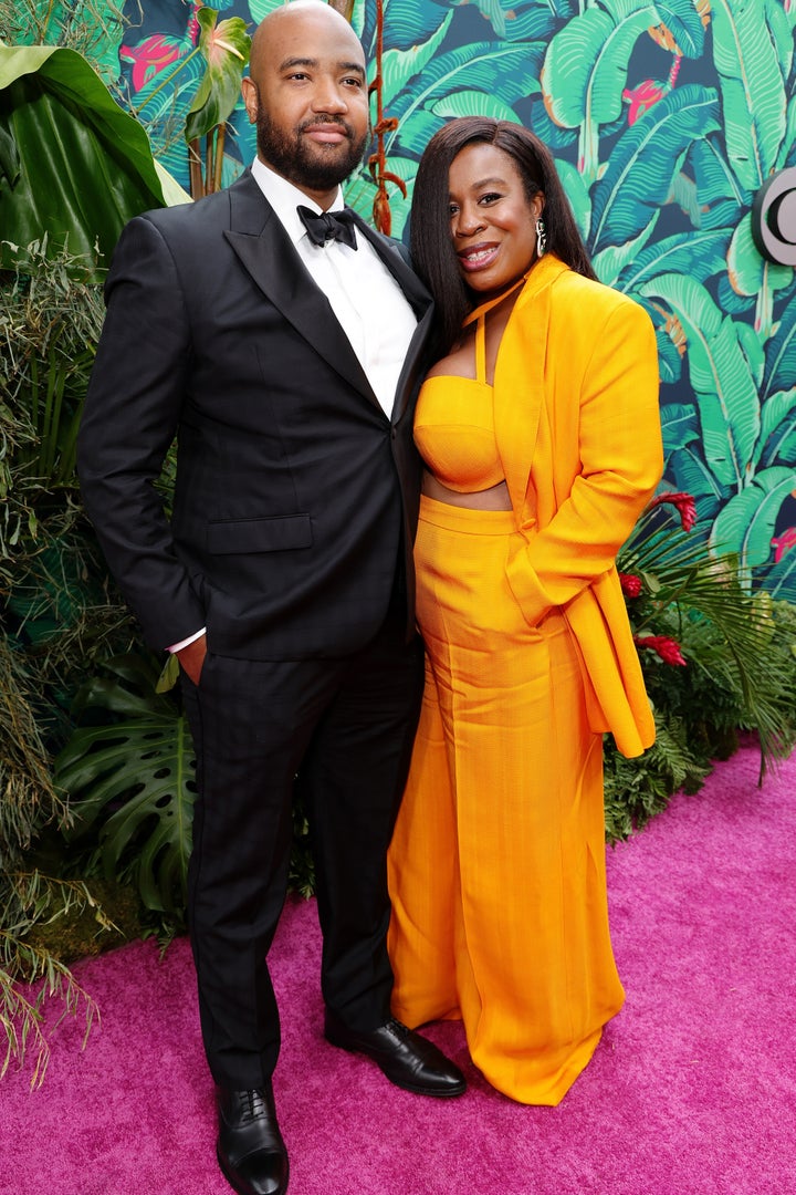 Das Paar Robert Sweeting und Uzo Aduba posieren am 11. Juni 2023 in New York City für ein gemeinsames Foto.