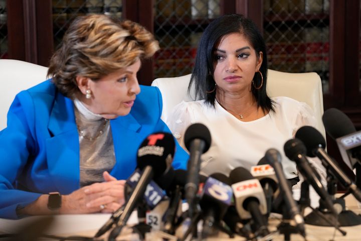 Η δικηγόρος Gloria Allred, αριστερά, και η Thalia Graves παρευρίσκονται σε συνέντευξη Τύπου την Τρίτη, 24 Σεπτεμβρίου 2024, στο Λος Άντζελες. Η Graves μηνύει τον Sean «Diddy» Combs, κατηγορώντας τον Combs για σεξουαλική επίθεση το 2001. (AP Photo/Chris Pizzello).