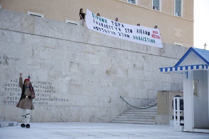 Το πανό που ύψωσε η Νέα Αριστερά πάνω από το Μνημείο του Αγνώστου Στρατιώτη