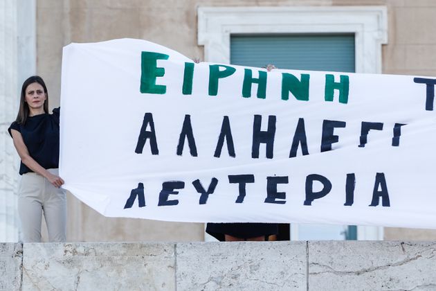 Η Ε.Αχτσιόγλου κρατά το πανό της Νέας Αριστεράς