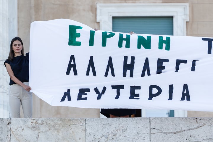 Η Ε.Αχτσιόγλου κρατά το πανό της Νέας Αριστεράς