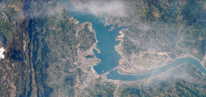 Φωτογραφία του φράγματος Three Gorges στην Κίνα που τραβήχτηκαν από αστροναύτες στον Διεθνή Διαστημικό Σταθμό τον Απρίλιο του 2009.