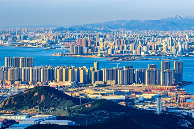 Πολυώροφα κτίρια εμφανίζονται στη Νέα περιοχή της Δυτικής Ακτής του Qingdao, επαρχία Shandong, Κίνα, 24 Σεπτεμβρίου 2024. (Photo credit should read CFOTO/Future Publishing via Getty Images)