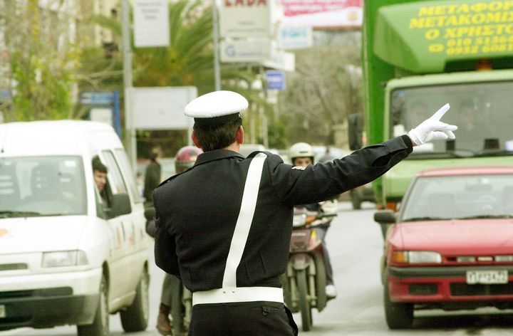 Τροχονόμος κατά τη διάρκεια κυκλοφοριακών ρυθμίσεων.