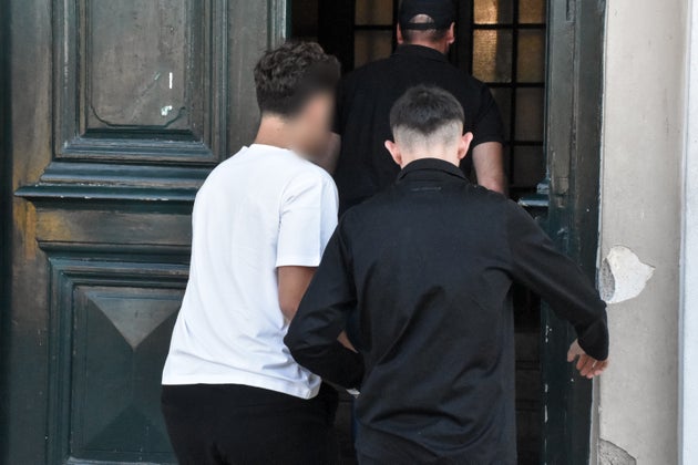 Στον εισαγγελέα οι δύο 17χρονοι που επιτέθηκαν με φαλτσέτα σε 12χρονο σε σχολείο στην Ερμιόνη . Πέμπτη 26 Σεπτεμβρίου 2024 (ΒΑΣΙΛΗΣ ΠΑΠΑΔΟΠΟΥΛΟΣ/EUROKINISSI)