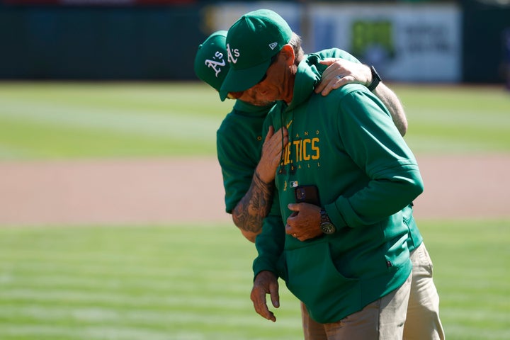 OAKLAND, CA – 26. SEPTEMBER: Platzwart Clay Wood bereitet das Spielfeld vor dem Spiel zwischen den Texas Rangers und den Oakland Athletics im RingCentral Coliseum am Donnerstag, 26. September 2024 in Oakland, Kalifornien, vor. (Foto von Lachlan Cunningham/MLB Images über Getty Images)