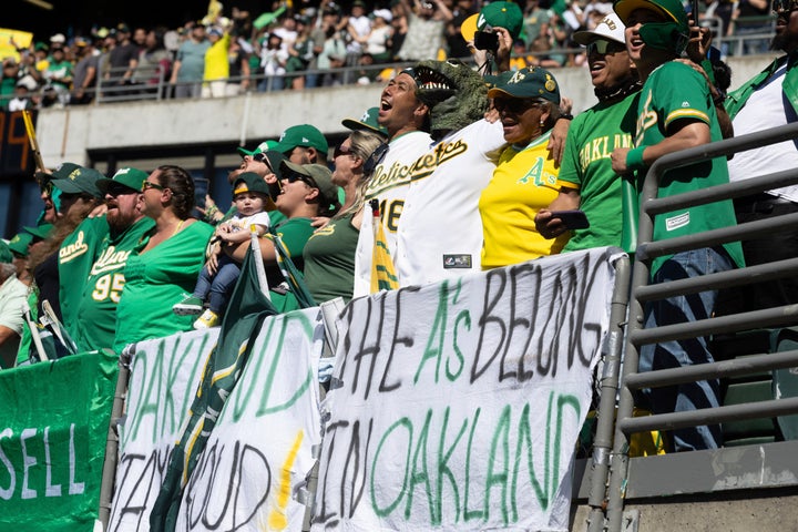 Fans während eines Baseballspiels zwischen den Oakland Athletics und den Texas Rangers am Donnerstag, 26. September 2024, in Oakland, Kalifornien (AP Photo/Benjamin Fanjoy)