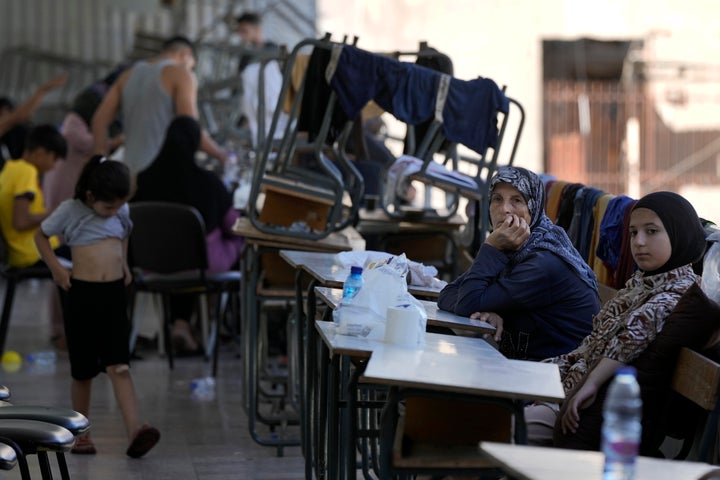 Πολλά γυναικόπαιδα σε σχολείο της Βηρυττού όπου έχουν καταφύγει χιλιάδες κάτοικου του νοτίου Λιβάνου που εγκατέλειψαν τα σπίτια τους λόγω των ισραηλινών επιθέσεων (26 Σεπτεμβρίου 2024) 