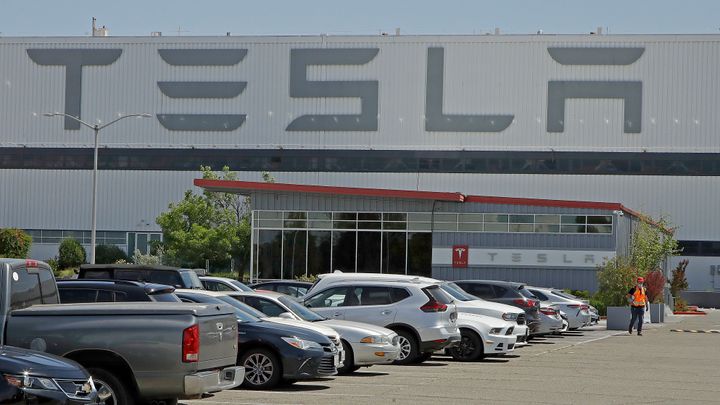 Tesla: Εντατικοποιεί τους ελέγχους σε σπίτια εργαζομένων που λείπουν με αναρρωτική άδεια