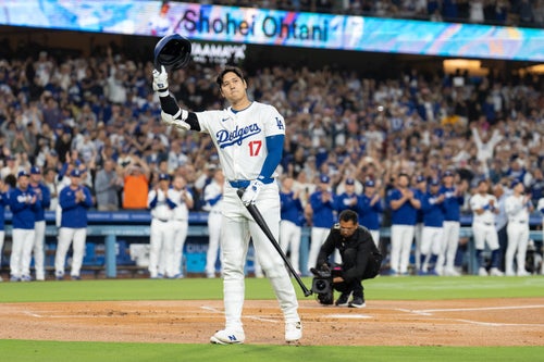 ワールドチャンピオンに輝き笑みを見せるドジャース·大谷翔平(中央)と