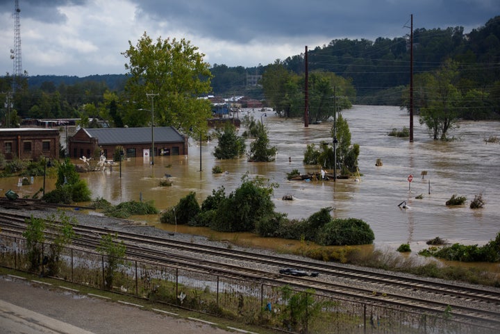 Heftige Regenfälle durch Hurrikan Helen verursachten Rekordüberschwemmungen und Schäden in Asheville, North Carolina.