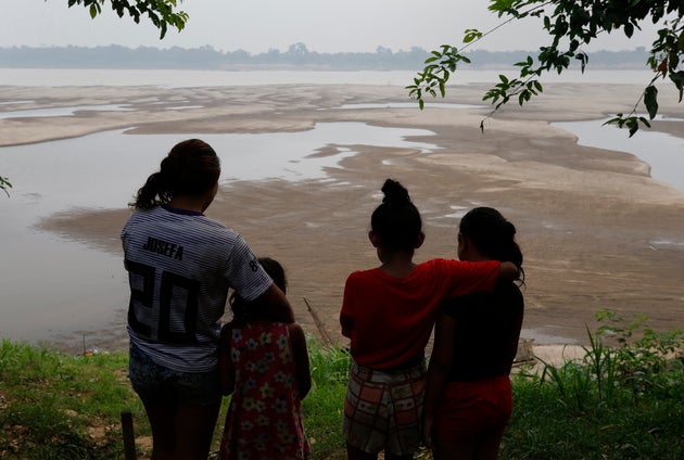 Οι κάτοικοι κοιτάζουν τον ποταμό Μαδέρα, έναν παραπόταμο του Αμαζονίου, κατά τη διάρκεια της ξηρής περιόδου στην Humaita, στην πολιτεία Amazonas, Βραζιλία, Σάββατο 7 Σεπτεμβρίου 2024.