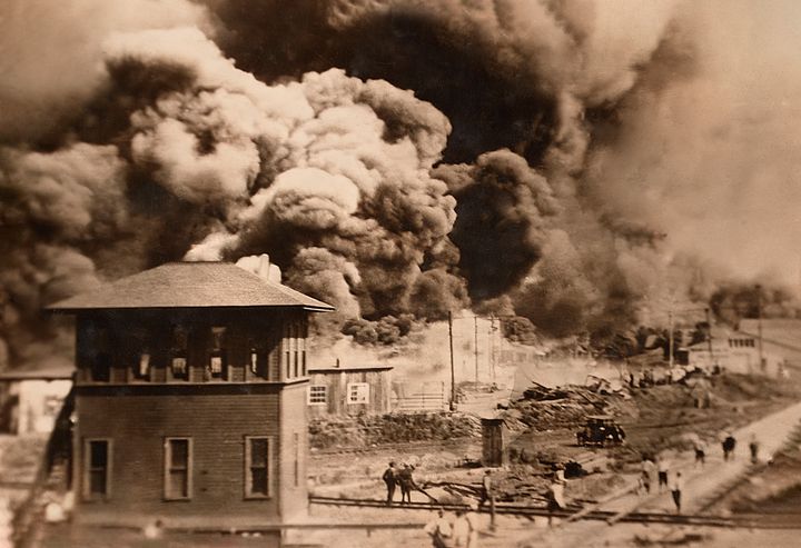 Während der Rassenunruhen in Tulsa im Juni 1921 brannten Gebäude.