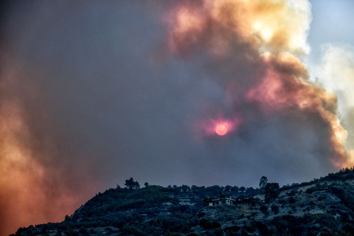 Πυρκαγιά στην περιοχή του Ξυλοκάστρου στην Κορινθία, εικόνες από το χωριό Ανω Λουτρό. Δευτέρα 30 Σεπτεμβρίου 2024