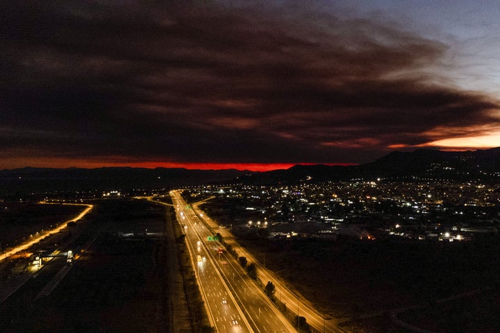 H φωτιά ήταν χθες ορατή από την Αθήνα ενώ καπνοί είχαν καλύψει τον ουρανό της πρωτεύουσας