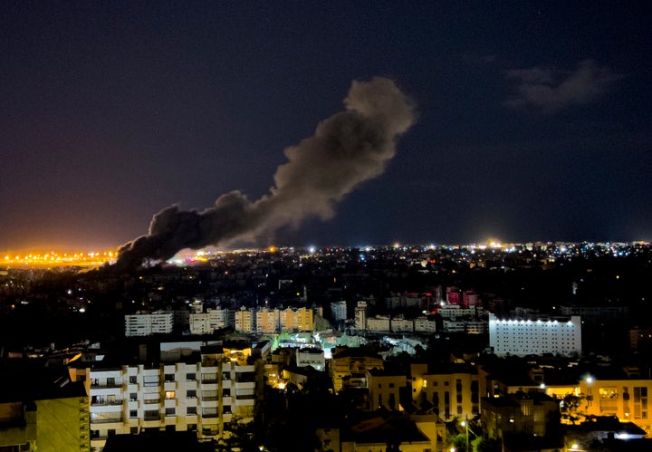 Φωτιά και καπνοί από τους ισραηλινούς βομβαρδισμούς στα προάστια της Βηρυτού (1 Οκτωβρίου 2024) 