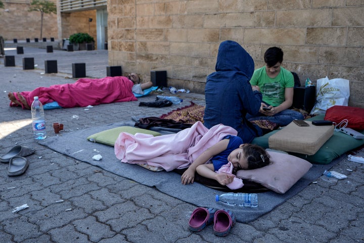 Πολλοί εσωτερικά εκτοπισμένοι λόγω των ισραηλινών βομβαρδισμών στο νότιο Λίβανο αναγκάζονται να κοιμηθούν στο δρόμο αφού δεν έχουν καταφέρει να βρουν χώρο να τους στεγάσει στην Βηρυτό όπου κατά κύριο λόγο συρρέουν (30 Σεπτεμβρίου 2024)