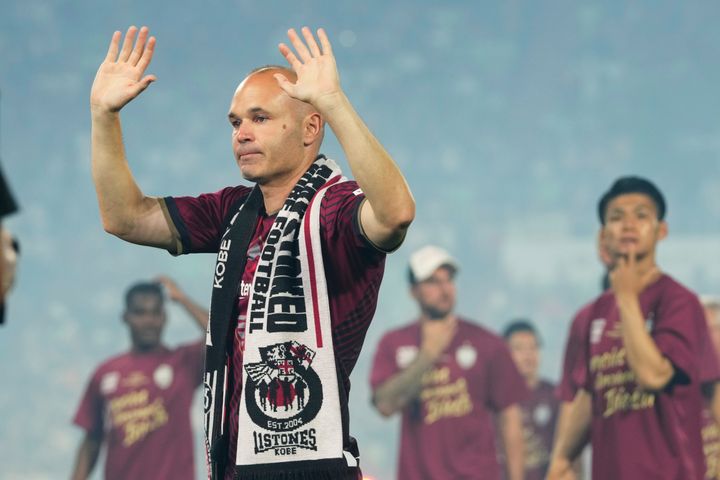 Ο μέσος της Vissel Kobe Andres Iniesta χαιρετά τους θεατές στο τέλος της αποχαιρετιστήριας τελετής για την αποχώρησή του από τον σύλλογο, μετά τον τελευταίο του αγώνα με τον σύλλογο εναντίον της Consadole Sapporo στο Κόμπε της Ιαπωνίας, Σάββατο 1 Ιουλίου 2023. (AP Photo/Hiro Komae)