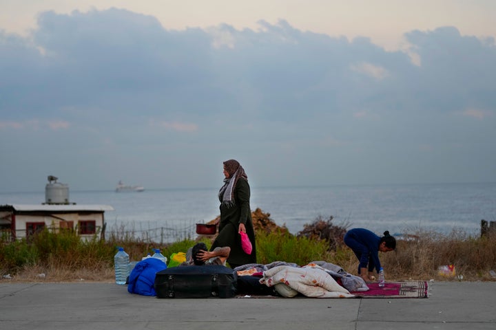 Οικογένεια εκτοπισμένων από τον νότιο Λίβανο κοιμάται στους δρόμους της πρωτεύουσας (30 Σεπτεμβρίου 2024) 