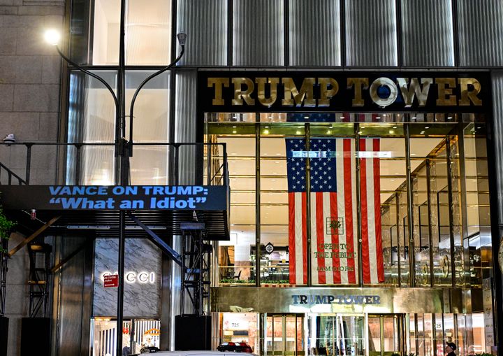 Das Democratic National Committee zeigte am Vorabend der Vizepräsidentschaftsdebatte am Dienstag Botschaften im Trump Tower in New York City.