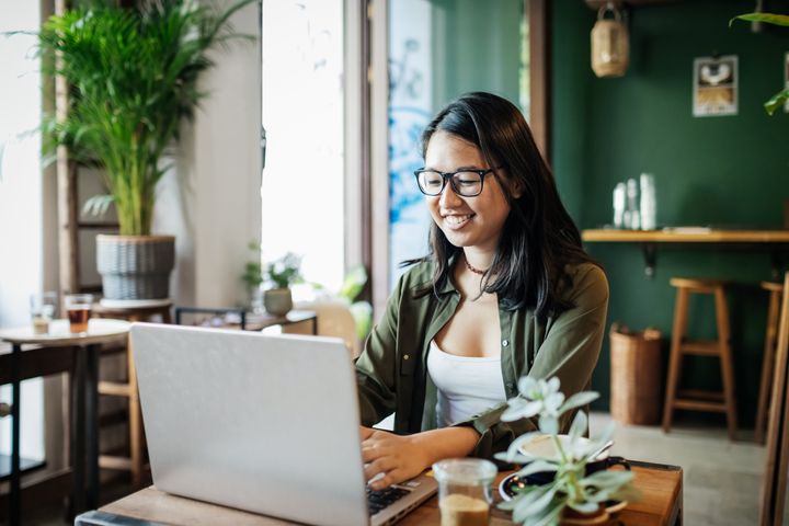 Manners go a long way when you're working out of a coffee shop, one barista told HuffPost.