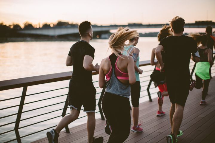 Treten Sie einem Laufclub bei, um mit anderen jungen Menschen in Ihrer Nähe in Kontakt zu treten. 