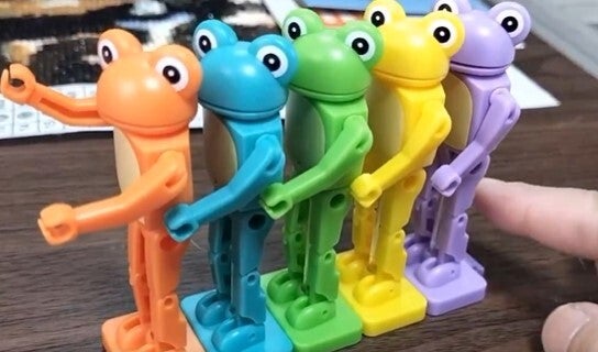 膝カックンするおもちゃ ガチャガチャのカエルのおもちゃで遊んでみたら⇒「クセになる