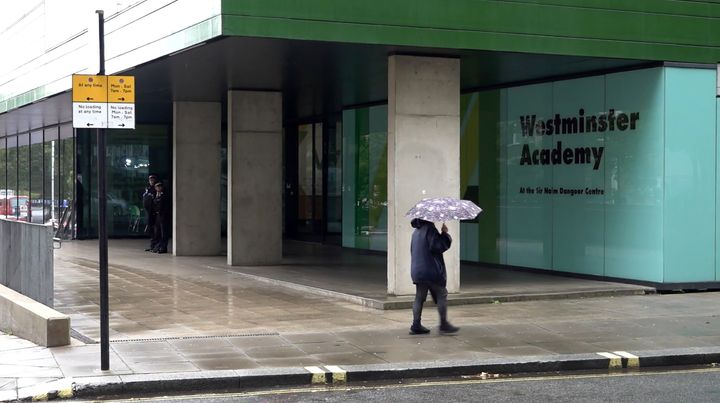 Στιγμιότυπο από το PA Video της Ακαδημίας Westminster, όπου ένα 14χρονο κορίτσι έμεινε με τραύματα που ενδέχεται να αλλάξουν τη ζωή του μετά από ύποπτη επίθεση με οξύ τη Δευτέρα. Ημερομηνία εικόνας: Τρίτη 1 Οκτωβρίου 2024. (Photo by PA/PA Images via Getty Images)