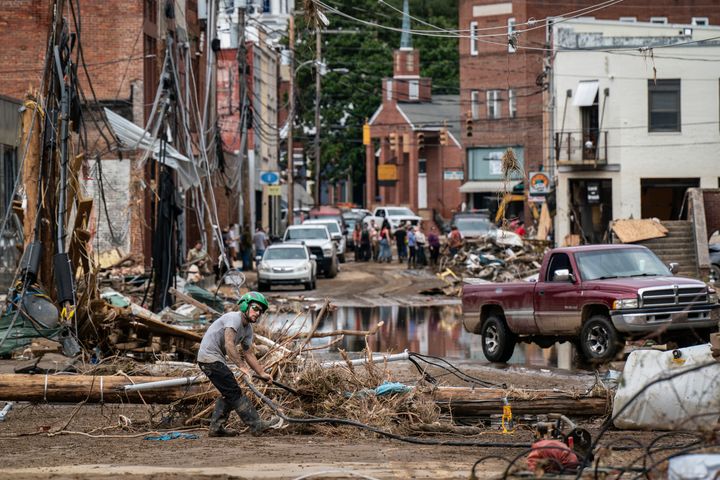 Arbeiter, Gemeindemitglieder und Geschäftsinhaber beseitigen am Montag, den 30. September, Trümmer nach dem Hurrikan Helen in Marshall, North Carolina.