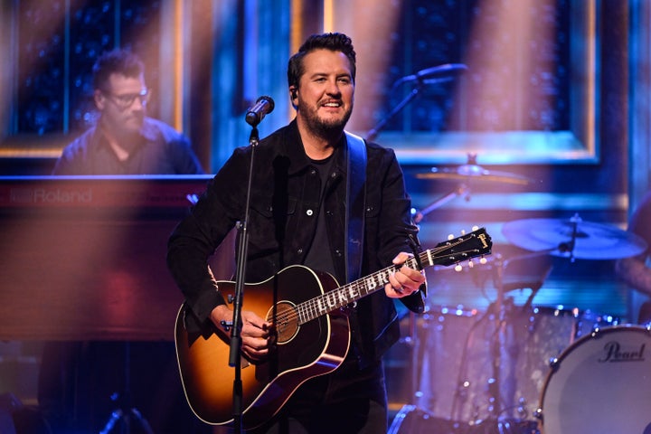 Luke Bryan tritt auf "Heute Abend Show" Am 2. Oktober. In einem Interview auf SiriusXM ging er auf die Kontroverse um Beyoncés fehlende Nominierungen für den CMA Award ein. "Andy Cohen Live" Anfang dieser Woche.