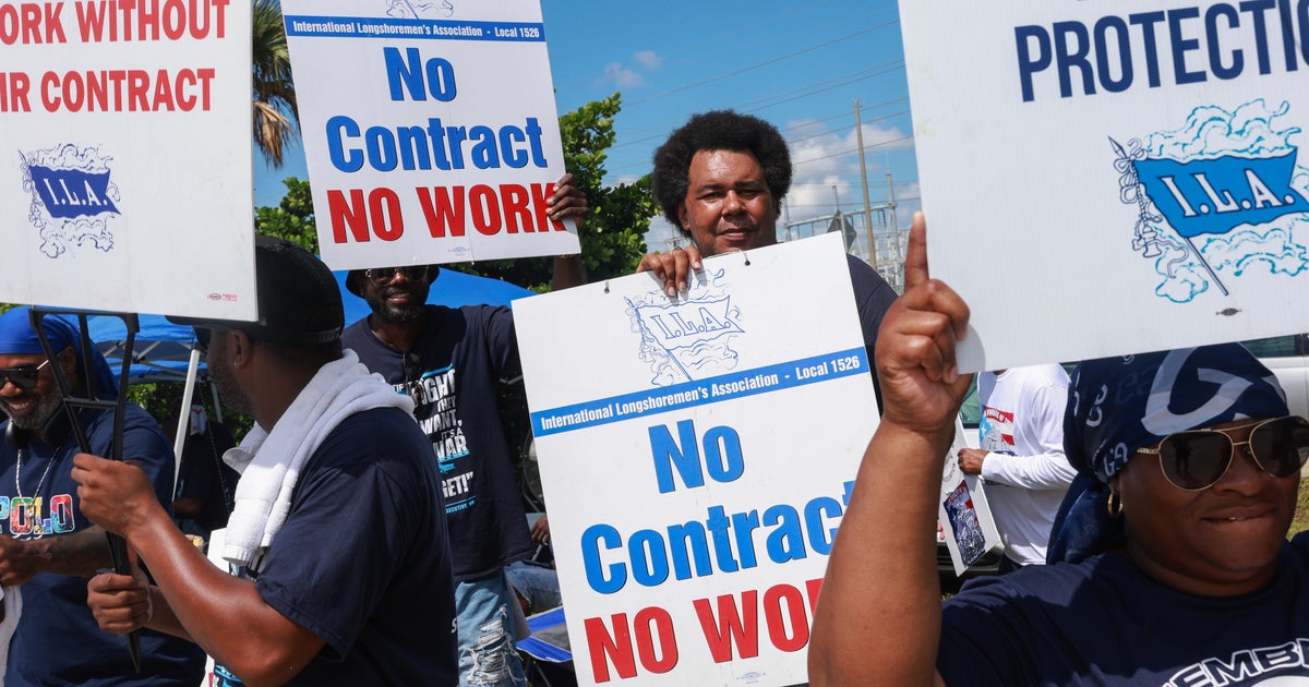 NextImg:Source: Dockworkers' Union To Suspend Strike Until Jan. 15 To Negotiate New Contract