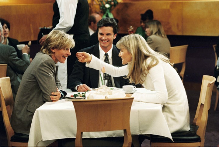 Ellen DeGeneres, Steven Eckholdt dan Laura Dern di "Episode Anak Anjing," yang tayang pada tahun 1997. 