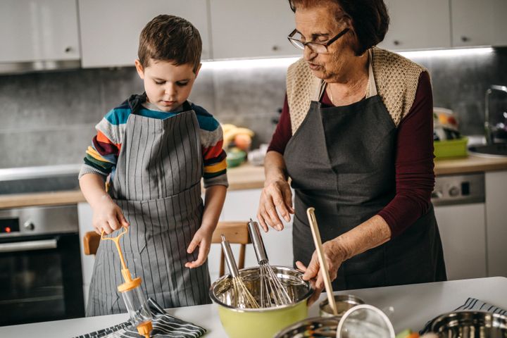 祖父母に孫の子守りを頼むとき、お金を支払うべきなのか