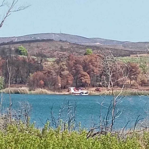 Το μονοκινητήριο τύπου Air Tractor, δίπλα στην Λίμνη του Μαραθώνα.