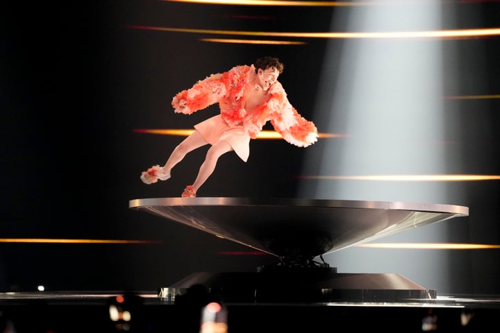 Η εμφάνιση του Nemo στη Eurovision 2024. (AP Photo/Martin Meissner)