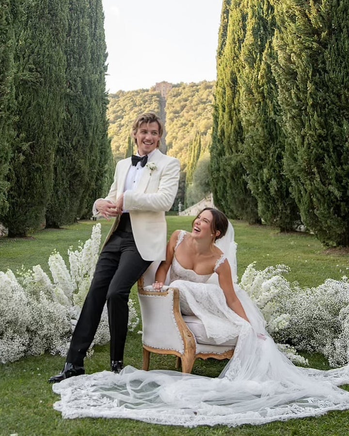 Brown trug im Laufe der Feier insgesamt vier Kleider, darunter dieses Kleid von Galia Lahav, komplett mit einem durchsichtigen Montvieve-Schleier.