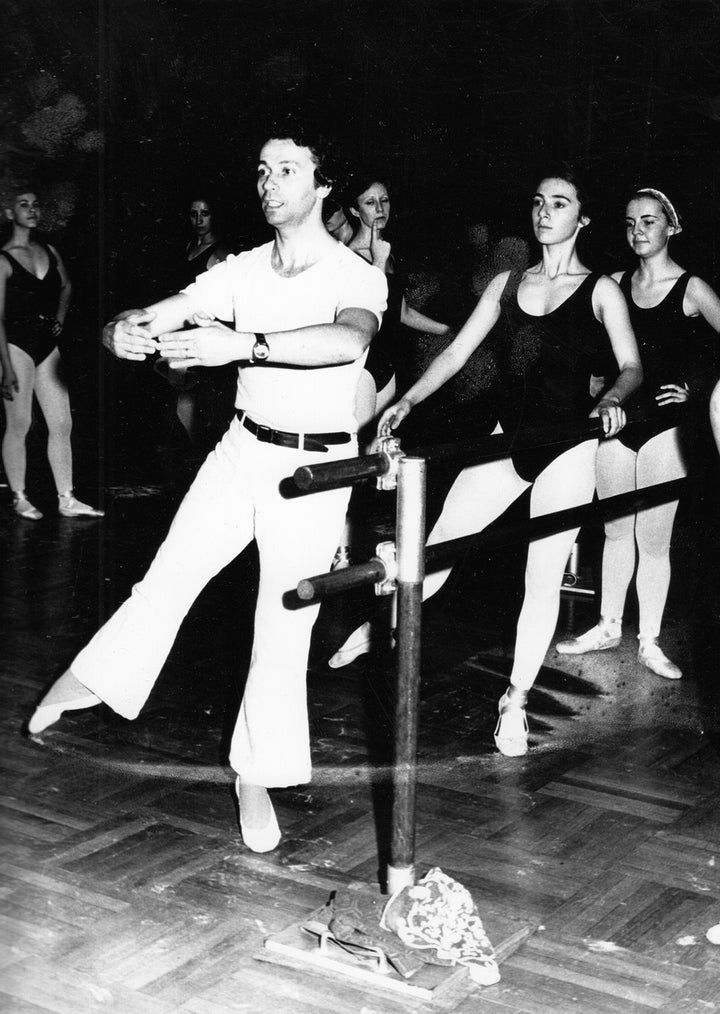 Ο διακεκριμένος χορευτής του Royal Ballet Graham Powell, εν ώρα διδασκαλίας, 1976