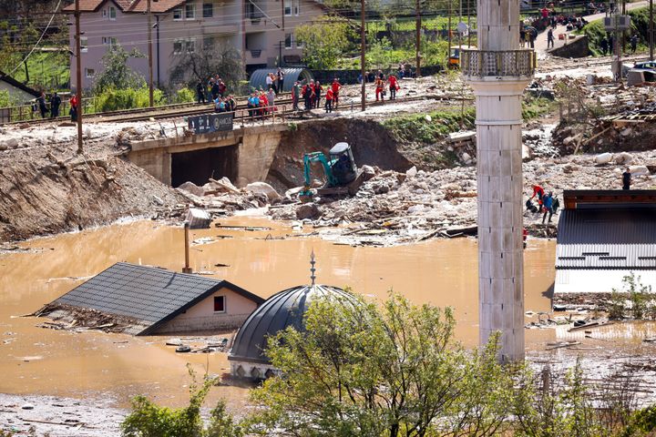 Γενική άποψη του πλημμυρισμένου τζαμιού στην πόλη Jablanica της Βοσνίας, Παρασκευή 4 Οκτωβρίου 2024. (AP Photo/Armin Durgut)