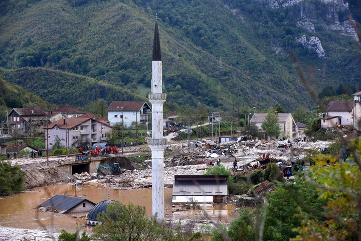 Γενική άποψη του πλημμυρισμένου τζαμιού στην πόλη Jablanica της Βοσνίας, Παρασκευή 4 Οκτωβρίου 2024. (AP Photo/Armin Durgut)