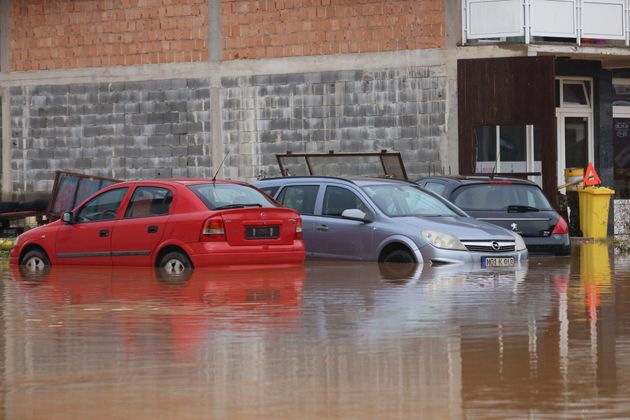 Οχήματα είναι μερικώς βυθισμένα στα νερά των πλημμυρών έξω από πολυκατοικία στο χωριό Kiseljak, στη βόρεια Βοσνία, Παρασκευή 4 Οκτωβρίου 2024. (AP Photo/Armin Durgut)