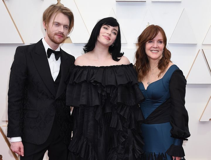 Finneas O'Connell, Billie Eilish und Maggie Bird bei den Oscar-Verleihungen 2022.