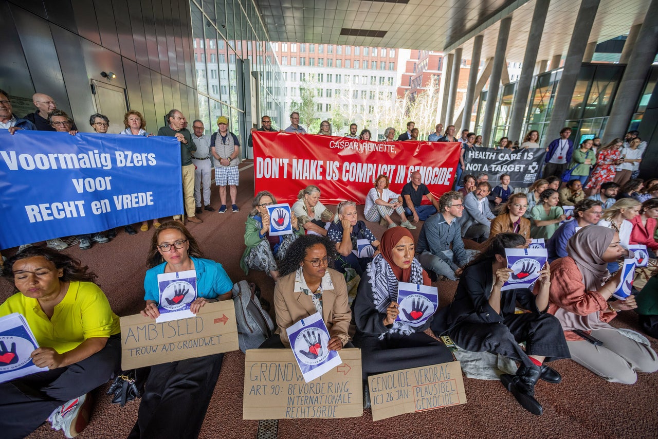 Dutch civil servants and a growing number of allies have held weekly sit-ins outside their foreign ministry for months.