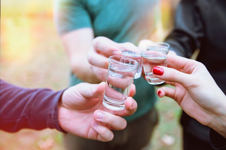 Στην εντατική 5 άτομα μετά από κατανάλωση καυστικού υγρού αντί για τσικουδιά σε μπαρ ξενοδοχείου του Ηρακλείου.